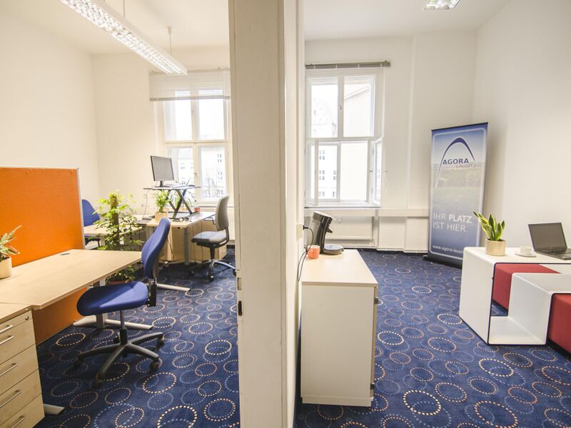 Mehrere Personen arbeiten gemeinsam im Coworking Space