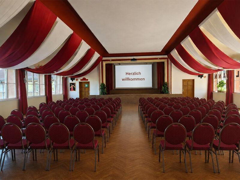 Großer Saal mit Reihenbestuhlung